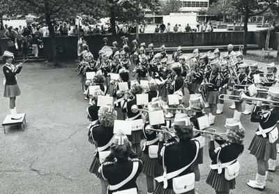 109292 Afbeelding van het concert van een Deens, vrouwelijk harmonieorkest (Århus Pigegarde) in de kuil op het ...